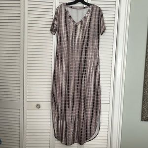 Casual short sleeve light weight maxi dress.  Size M